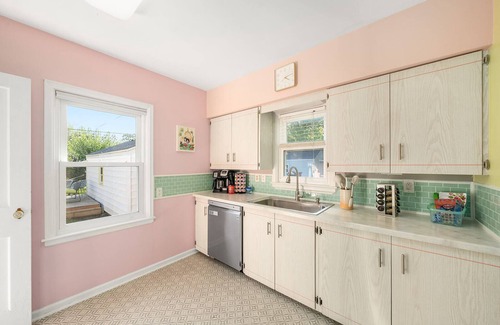 Des Moines House | Disco Dreamhouse ✨ Fully Fenced Yard, Pet Friendly, 7 minutes from Downtown