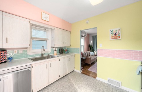 Des Moines House | Disco Dreamhouse ✨ Fully Fenced Yard, Pet Friendly, 7 minutes from Downtown