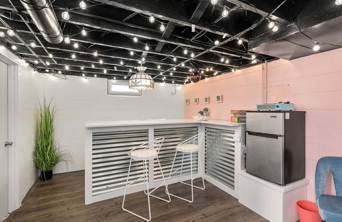 Des Moines House | Disco Dreamhouse ✨ Fully Fenced Yard, Pet Friendly, 7 minutes from Downtown
