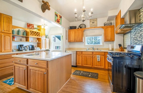 Stanley House | Discount avail! Hot tub, firepit, grill & game room—patio fun!