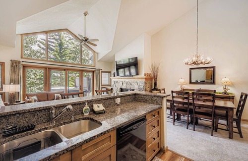 Historic District Ski Chalet | DISCOUNT PRICING! LUX 3/3 CHALET! 4 MIN WALK TO QUICKSILVER LIFT & MAIN ST!