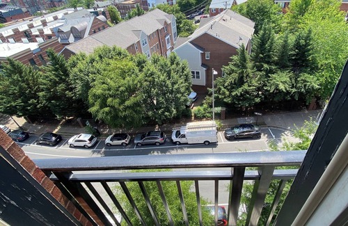 Radnor - Fort Myer Heights Apartment | Discounted NEW Listing in Arlington, VA near metro 1- free parking included