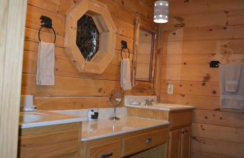 Gatlinburg - Pigeon Forge Cabin | Discounted Prices for 2025! STUNNING VIEW, EASY ACCESS and GREAT LOCATION!