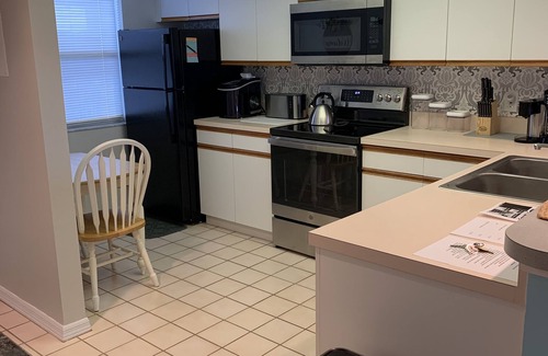 Palmetto Condo | Discounted Rate! Terra Ceia Bay Golf & Tennis Club and a modest drive to Beaches