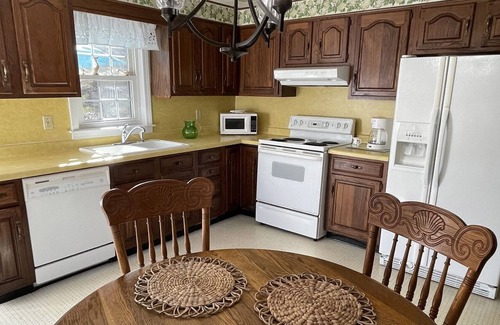 Bat Cave Cottage | DISCOUNTED RATES FOR THE REMAINDER OF 2023! LOVELY 2BR/1BATH COTTAGE W/SUNPORCH, MOUNTAIN VIEWS, RIGHT ON REEDY PATCH CREEK!