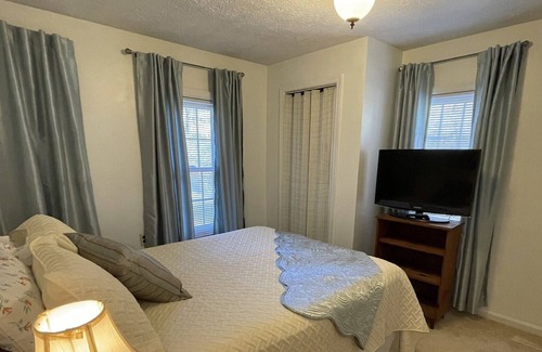 Bat Cave Cottage | DISCOUNTED RATES FOR THE REMAINDER OF 2023! LOVELY 2BR/1BATH COTTAGE W/SUNPORCH, MOUNTAIN VIEWS, RIGHT ON REEDY PATCH CREEK!