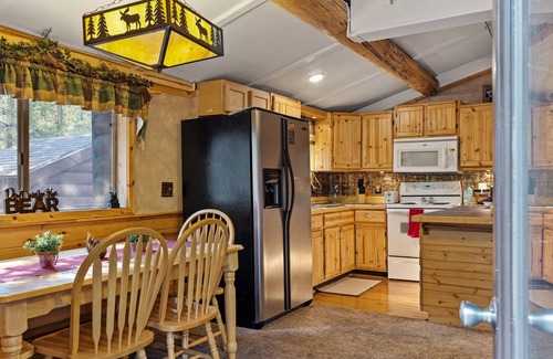 Island Park Cabin | *DISCOUNTED RATES* KABINO: Dogs OK Fire Pit Fireplace Loft w/Low Ceiling High Chair WiFi
