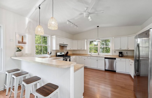 Folly Beach House | Discounted Summer! Walk to beach & town! Pet Friendly, Luxury beach living with screen porch