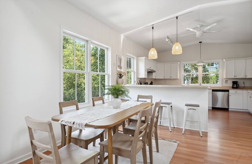 Folly Beach House | Discounted Summer! Walk to beach & town! Pet Friendly, Luxury beach living with screen porch