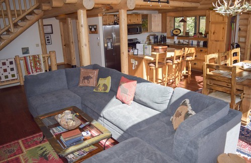 Valley of the Sun Cabin | Discounts! Luxury Log Cabin, Pet Friendly w/Hot Tub, Game Room, Steam Shower - The Claim
