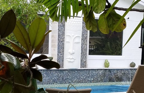 Highland Park Delray Condo | Discounts- Walk to The Ave/Beaches, Beautiful Salt & Waterfall Pool; Sleeps 2