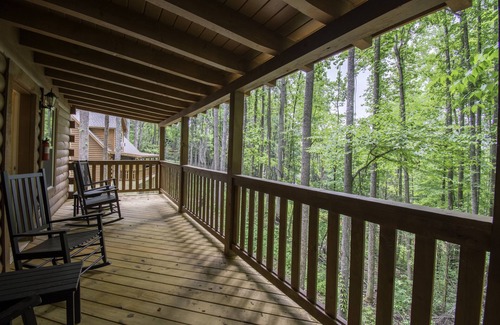 Gatlinburg - Pigeon Forge Cabin | Discover Adventure in the Smokies with this Family Friendly Oasis in the Woods