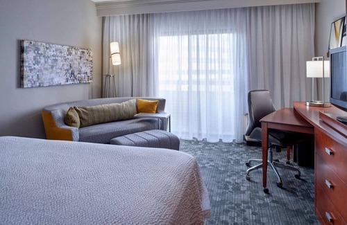 Indianapolis Resort | Discover Arts & Culture in a Vibrant Setting! Enjoy Indoor Pool! Pets Allowed!