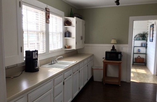 Tellico Plains House | Discover Cherohala Skyway in just 6 mins! Cozy 3-bedroom retreat awaits.