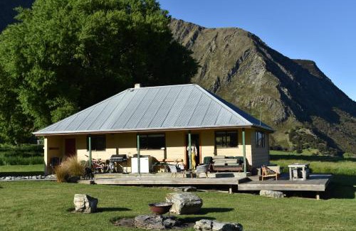Gladstone Cabin | Discover Dingleburn
