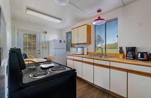 Raleigh House | Discover NCSU in just 14 mins! Dog-friendly 2-bedroom Raleigh retreat