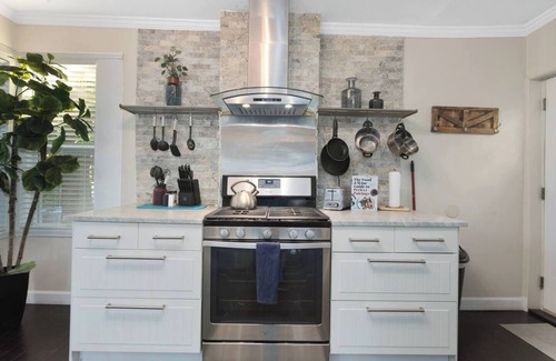 Southmoreland Apartment | Discover our charming 2-bed, 1-bath apartment in a beautifully restored triplex