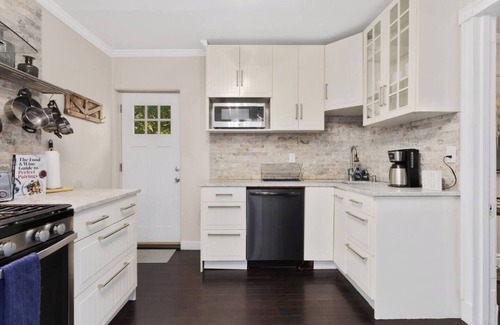 Southmoreland Apartment | Discover our charming 2-bed, 1-bath apartment in a beautifully restored triplex