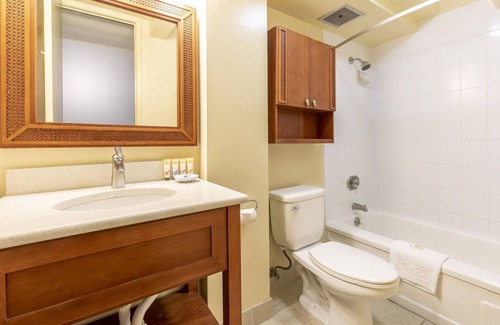 Waikiki House | Discover Serenity: Rooftop Bliss, Pool, Sauna, Minutes from Waikiki Beach!