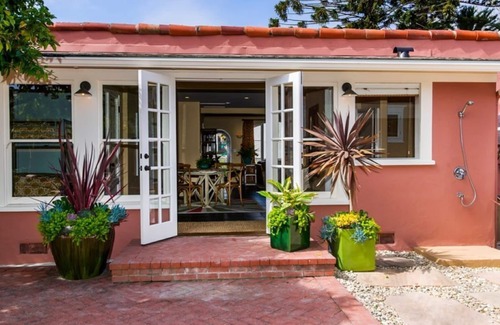 West Beach House | Discover West Beach charm near Stearns Wharf
