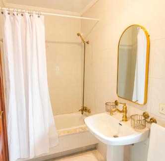 Catasol Apartment | Disfruta de Melide en este amplio apartamento