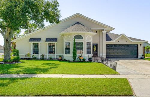 Buena Ventura Lakes House | Disney Getaway with Private Hot Tub 14 Mi to Parks