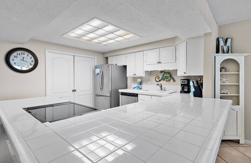 Holiday Isle Condo | 🌊Disounts~FREE BEACH SERV~Gorgeous View~Pool~2BR Shoreline Towers 1085