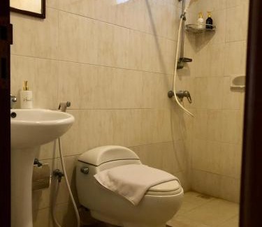 Sumberklampok House | Disthi Pearl Center Guesthouse