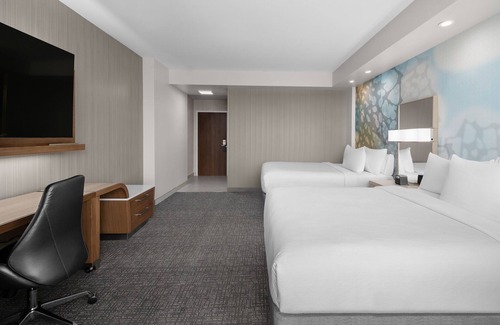 Clearwater Beach Hotel | Dive Into Your Dream Vacation! Outdoor Pool, Onsite Restaurant, Walk To Beach