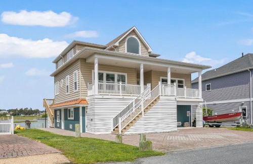 Captain's Cove House | Diving Duck - Waterfront home w Hot tub & Boat dock & King Bed