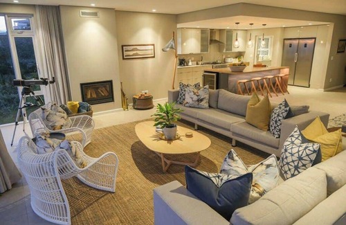 Plettenberg Bay Villa | Dizzy Hill Villa | 270° Sea Views. Pool & Patio