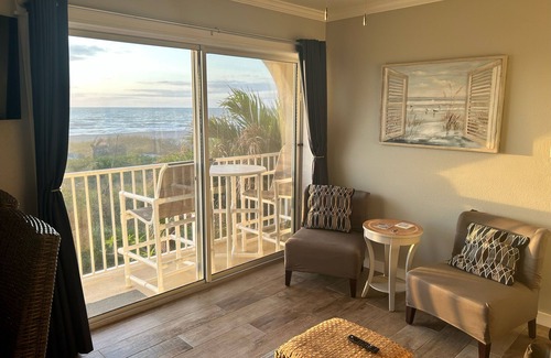 Cocoa Beach Condo | DO YOU LOVE THE BEACH! WE HAVE A PLACE FOR YOU.!