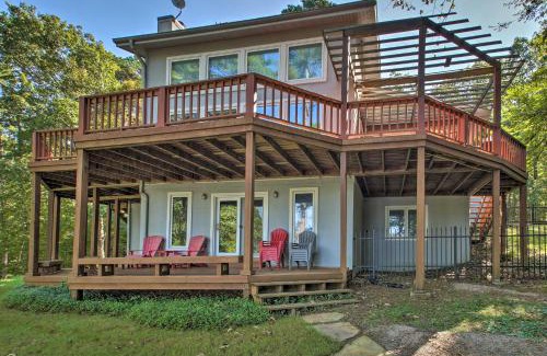 Jones Mills House | Dock and Kayaks Lakefront Hot Springs Home