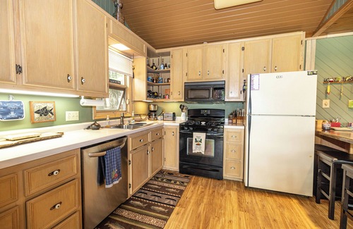 Minocqua House | Dock on the Minocqua Chain! Walk to the Bearskin Trail! Includes bikes & a kayak