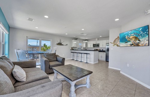 Marathon House | Dock, Pool, FREE RAMP, Kayaks, Jacuzzi, Amazing Ocean Views Pets are Welcomed!