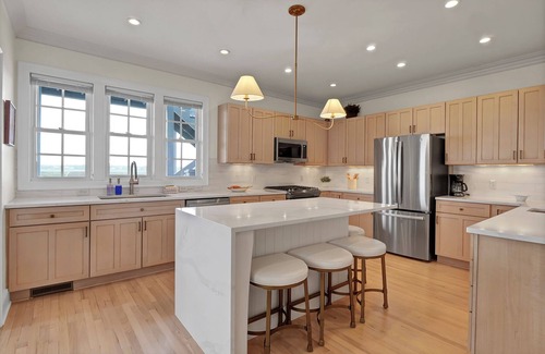 Shell Island House | Dockside Hideaway: Enjoy Privacy and Scenic Views