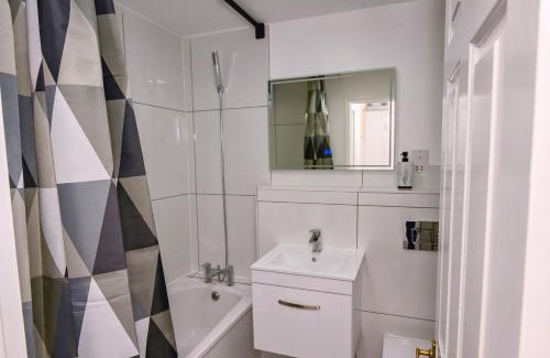 Woolwich Riverside Apartment | Dockyard View Luxury Home
