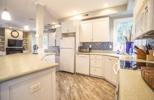 Ann Acres House | Dodd House - Pool/Hot Tub, pet friendly, stay with family and friends in style!