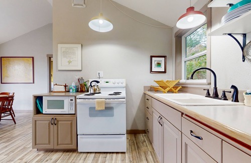 Anacortes Cabin | Dog and family-friendly escape with deck, bay view, and Wifi