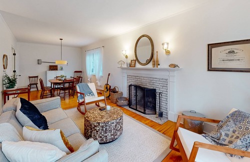 Belfast House | Dog-friendly, 19th-century home in the heart of town - walk everywhere