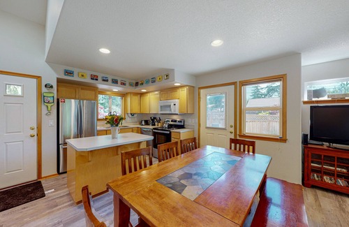 Manzanita House | Dog-friendly 2-story duplex with gas fireplace, enclosed yard, gas grill & W/D