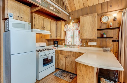 Sierra Tract Cabin | Dog-friendly 2-story cabin with loft, fireplace, board games, & wooded views