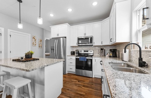 Hollister House | Dog Friendly 3BR Lakeside Home with Indoor & Outdoor Pool Access