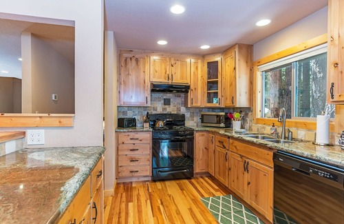 Truckee Cabin | Dog Friendly 4BR in Lower TD, Amenity Access, and Close to Skiing!