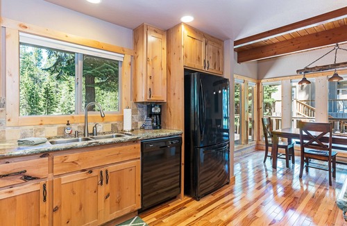 Truckee Cabin | Dog Friendly 4BR in Lower TD, Amenity Access, and Close to Skiing!