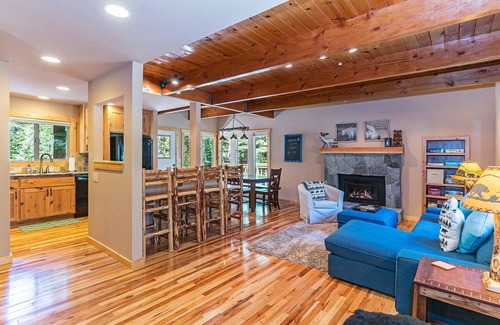 Truckee Cabin | Dog Friendly 4BR in Lower TD, Amenity Access, and Close to Skiing!