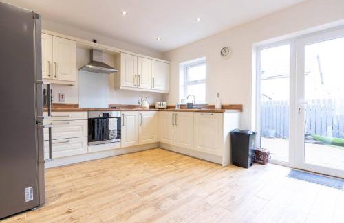 Portrush House | Dog Friendly | 5min to Beach |Portrush | Sleeps 10