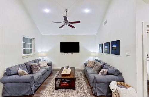Arp House | Dog-friendly aparthotel with pool & firepit access, screened-in porch, & AC