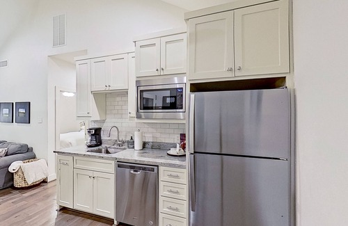 Arp House | Dog-friendly aparthotel with pool & firepit access, screened-in porch, & AC