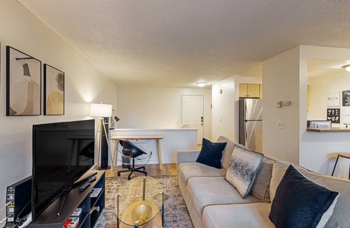 Poulsbo Apartment | Dog-friendly apartment with bay views & balcony - walk to waterfront